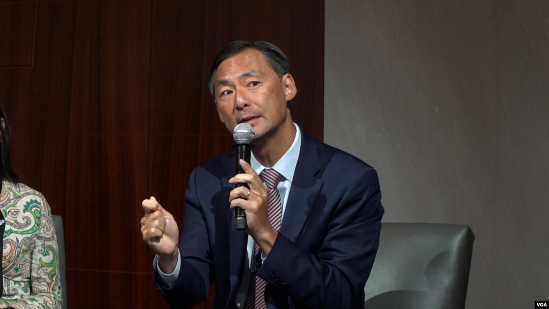 모르스 단 전 국무부 국제형사사법대사가 23일 이날 워싱턴 D.C.에서 한국 통일부와 미국 싱크탱크인 전략국제문제연구소(CSIS)가 공동 주최한 북한인권 국제대화 이틀째 행사에서 발언하고 있다.