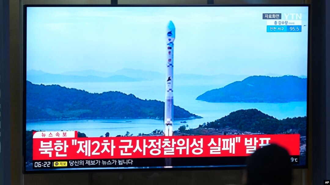 24일 한국 서울역에 설치된 TV에서 북한의 2차 군사정찰위성 발사 실패 보도가 나오고 있다.