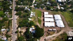 ARCHIVO - Las autoridades migratorias mexicanas instalan tiendas de campaña en San Pedro Tapanatepec, Oaxaca, México, en octubre de 2022.