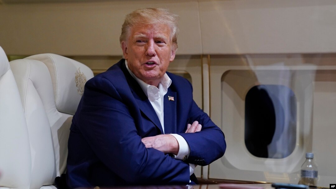 ARCHIVO - El expresidente Donald Trump habla con reporteros mientras vuela en su avión después de un mitin de campaña en el Aeropuerto Regional de Waco, en Waco, Texas, el 25 de marzo de 2023, mientras se dirigía a West Palm Beach, Florida. 