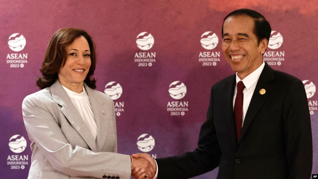 El presidente indonesio, Joko Widodo, le da la mano a la vicepresidenta estadounidense, Kamala Harris, durante su reunión bilateral al margen de la Cumbre de la Asociación de Naciones del Sudeste Asiático (ASEAN) en Yakarta, Indonesia, el 6 de septiembre de 2023.