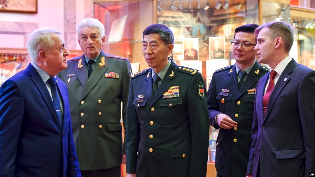 資料照片：2023 年4月17日，中國國防部長李尚福將軍訪問俄羅斯聯軍事學院時與院長弗拉基米爾·扎魯德尼茨基將軍（左）在一起。 （美聯社照片）