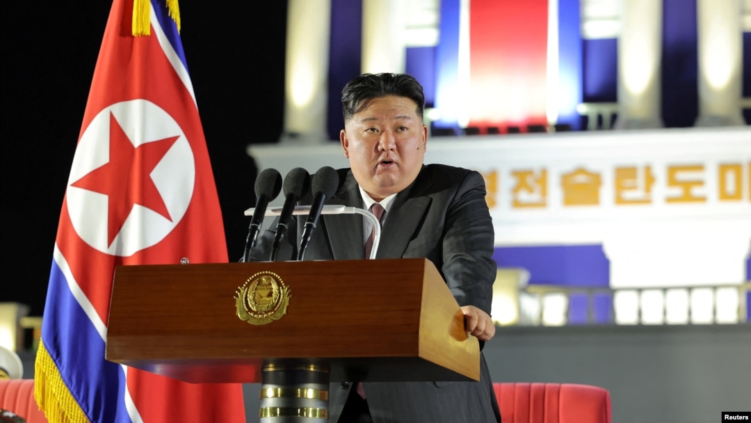 북한은 김정은 국무위원장이 4일 평양에서 열린 신형 전술탄도미사일 발사대 인계인수식에 참석했다며 관영 ‘조선중앙통신’ 등을 통해 사진을 공개했다.