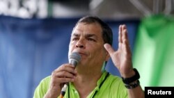 ARCHIVO - El expresidente de Ecuador, Rafael Correa, se dirige a sus seguidores durante una convención de su partido Alianza País en Esmeraldas, Ecuador, el 3 de diciembre de 2017.