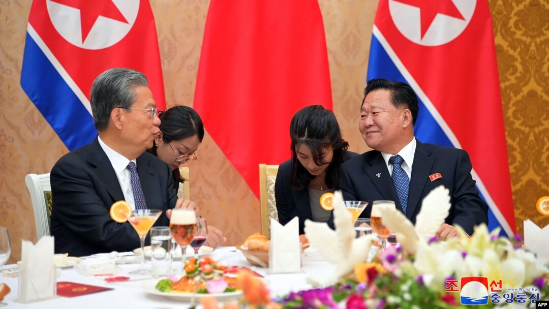 11일 자오러지 중국 전국인민대표대회(전인대) 상무위원장이 북한 평양에서 최룡해 북한 최고인민회의 상임위원장과 회담을 갖고 있다.