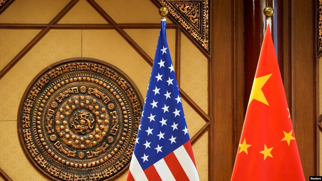 美國國家安全顧問沙利文即將訪問北京並會見中國外長王毅,中國稱將在會談中對台灣問題表達嚴重關切。圖為北京釣魚台國賓館為迎接美國國務卿布林肯的到訪豎立起美中國旗。(路透社:2024年4月26日)