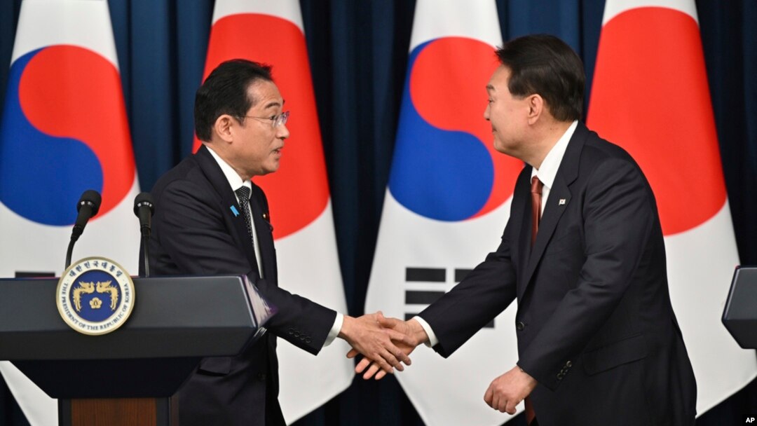 윤석열 한국 대통령(오른쪽)과 기시다 후미오 일본 총리가 7일 서울에서 정상회담에 이어 열린 공동 기자회견에서 악수하고 있다.