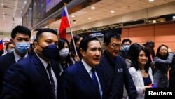 台灣前總統馬英九訪問中國12天後返台抵達桃園國際機場。（2023年4月7日）