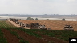 Vehículos militares israelíes avanzan cerca de la frontera con la Franja de Gaza el 12 de mayo de 2024.