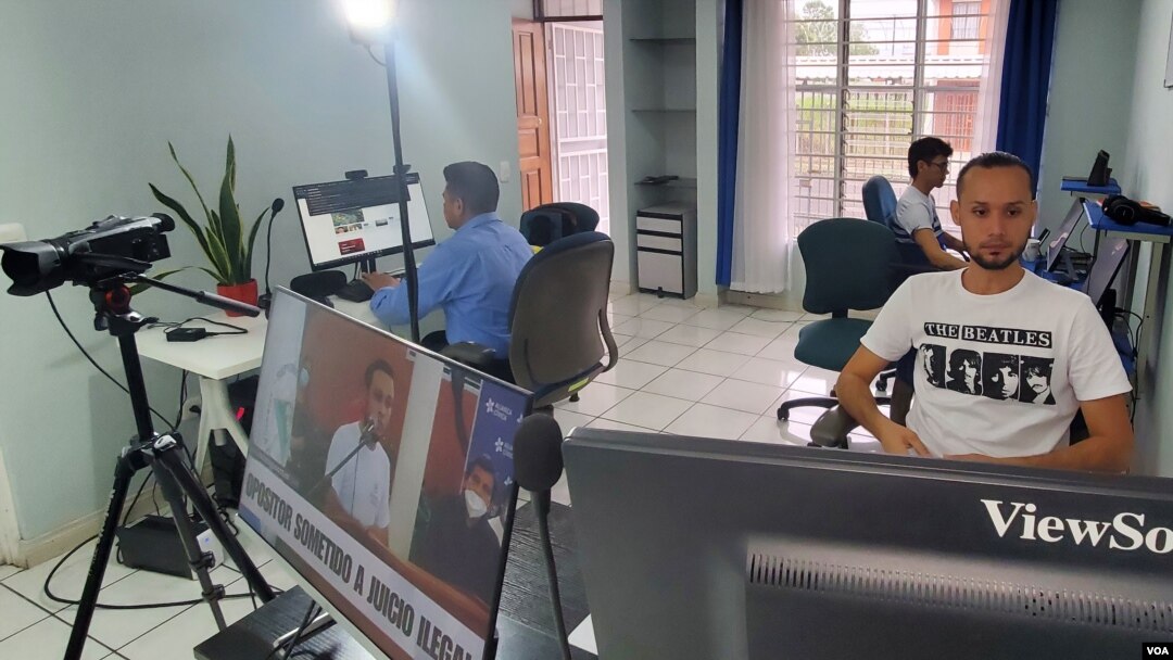 Periodistas del medio Nicaragua Actual, exiliados en Costa Rica, preparan una jornada noticiosa en una plataforma creada para informar a nicaragüenses dentro y fuera del país; también verifican contenidos maliciosos y falsos difundidos en su patria. [Foto: Tomás Guevara, VOA]