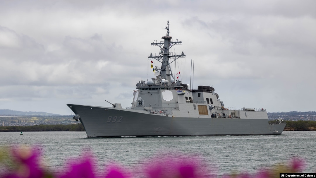 8일 환태평양훈련(RIMPAC)의 전력 통합 단계를 시작하기 위해 하와이 진주만-히캄 합동기지에서 출항하고 있는 한국 해군의 율곡이이(DDG 992) 이지스 구축함.
