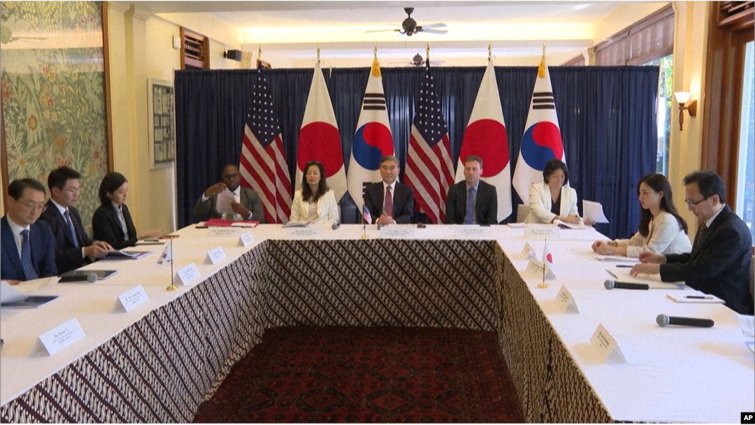 미한일 북핵 수석대표가 17일 인도네시아 자카르타에서 회담했다. 성 김 미 국무부 대북특별대표와 김건 한국 외교부 한반도평화교섭본부장, 나마즈 히로유키 일본 외무성 아시아대양주 국장이 각각 참석했다.