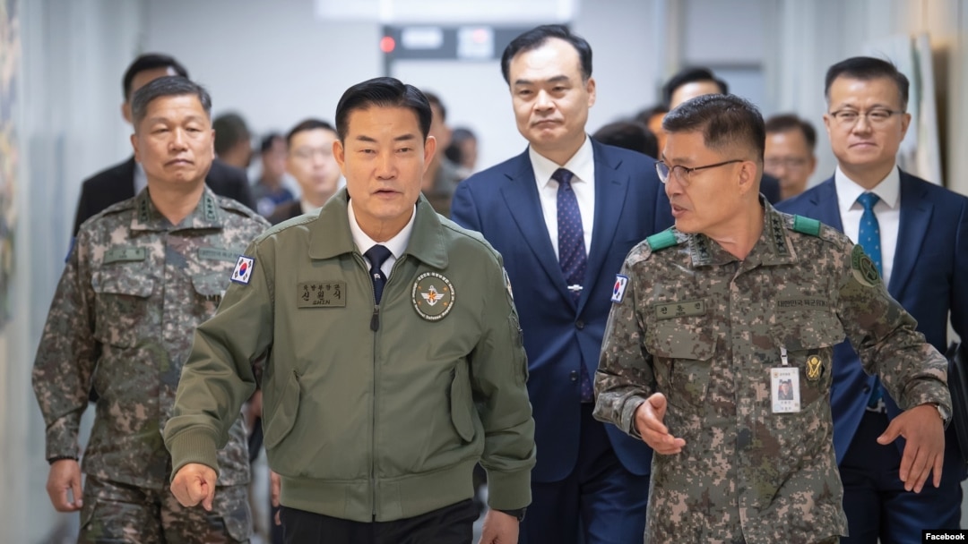 신원식(가운데 왼쪽) 한국 국방부 장관이 11일 육군 지상작전사령부 대화력전수행본부를 방문하고 있다. (한국 국방부 페이스북)