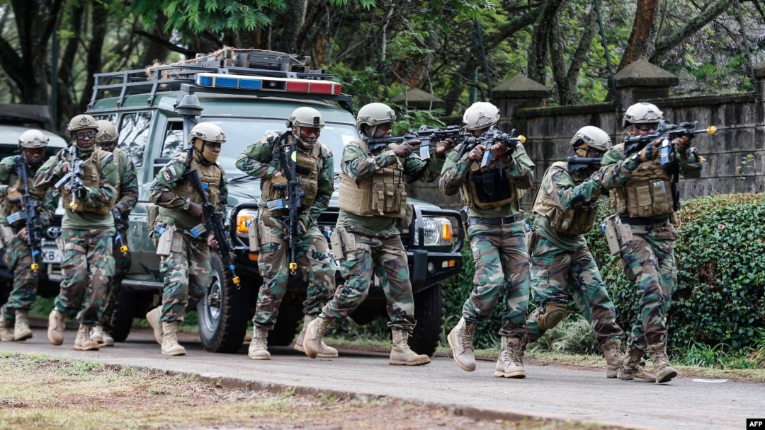 Miembros de la Unidad de Servicios Generales (GSU, por sus siglas en inglés) de la policía de Kenia participan en un ejercicio conjunto organizado por la embajada de Estados Unidos para desarrollar capacidades antiterroristas, en Nairobi, Kenia, el 30 de octubre de 2021.