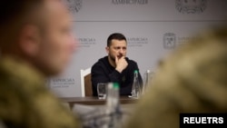 El presidente de Ucrania, Volodymyr Zelenskyy, asiste a una reunión con altos funcionarios militares mientras visita la región de Járkov, en medio del ataque de Rusia a Ucrania el 16 de mayo de 2024. Servicio de prensa presidencial de Ucrania/vía REUTERS