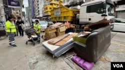 臨近農曆新年加上港府將於8月實施垃圾徵費，很多市民將大型垃圾例如舊梳化、床墊等棄置在街上。(美國之音/湯惠芸)