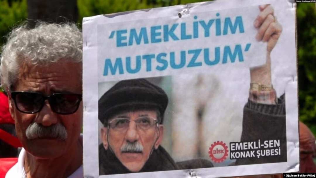 En düşük emekli aylığı 7 bin 500 liranın altında olan emekliler kök maaşlarına zam alacak. Emeklilerse en düşük emekli aylığının asgari ücret düzeyine çıkarılmasını istiyor.