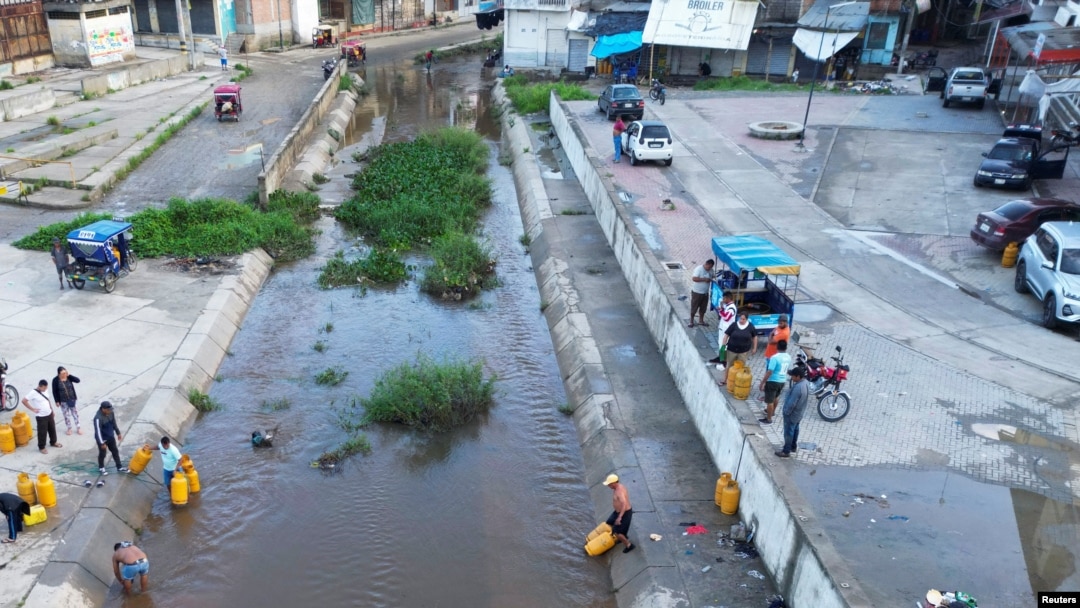 Imagen del canal de Aguas Verdes que marca la frontera peruana con Ecuador, en Aguas Verdes, Perú, el 31 de marzo de 2023.