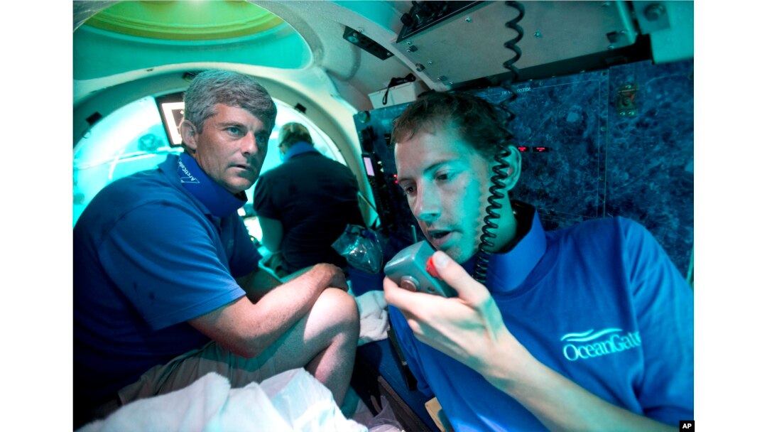 ARCHIVO: El piloto sumergible Randy Holt, a la derecha, y Stockton Rush, a la izquierda, director ejecutivo y cofundador de OceanGate, se sumergen en el sumergible de la compañía, "Antípodas", a unas tres millas de la costa de Fort Lauderdale, Florida, el 28 de junio de 2013. .