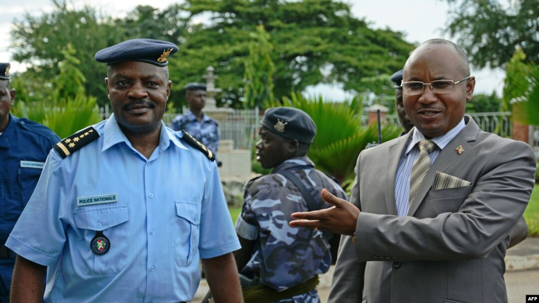Alain-Guillaume Bunyoni (kulia) akizungumza na afisa wa polisi huko Bunjumbura Aprili 12 2016, wakati alipokuwa Waziri wa Usalama wa Burundi. Picha na STRINGER / cds / AFP. 