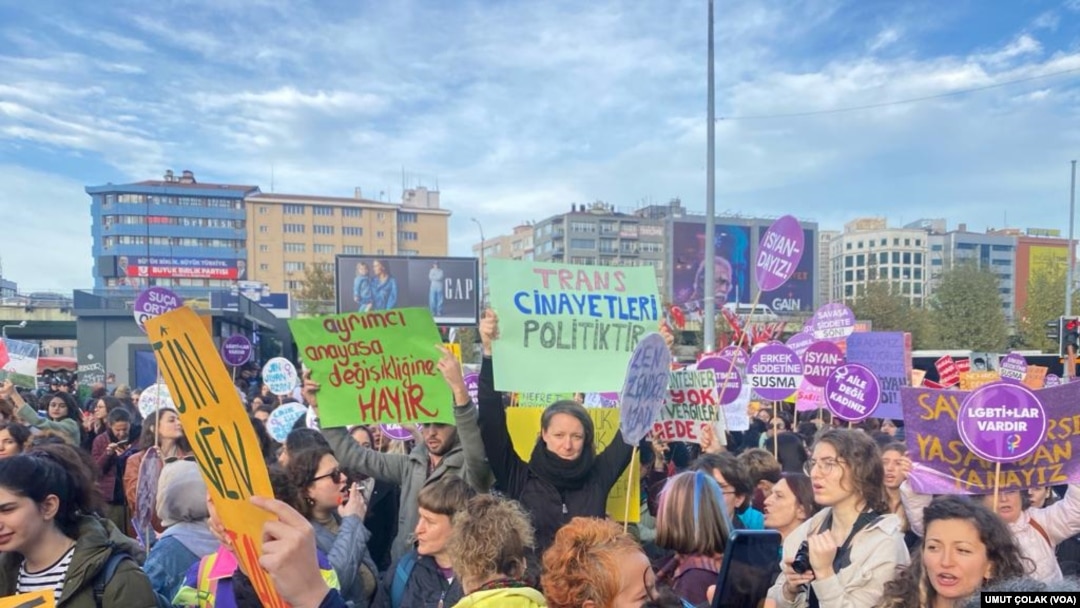 İstanbul'da kadınlar Kadına Yönelik Şiddetle Mücadele Günü'nde bir araya geldi