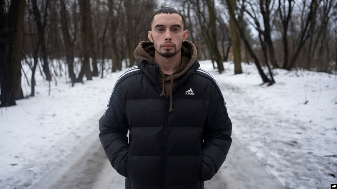 Illia, un ex prisionero de guerra de 21 años, se encuentra en el bosque cerca del hospital donde recibe tratamiento en Kiev, Ucrania, el jueves 25 de enero de 2024.