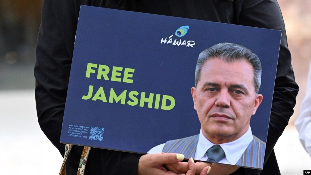 Mtu akishika bango lenye picha ya Jamshid Sharmahd, ambaye tayari ameripotiwa kuuwawa baada ya kupatikana na hatia ya ugaidi. Picha ya maktaba. July 31, 2023.