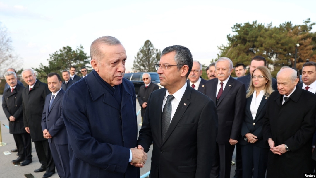 Cumhurbaşkanı Erdoğan ve CHP lideri Özgür Özel Anıtkabir'deki törene katıldılar.