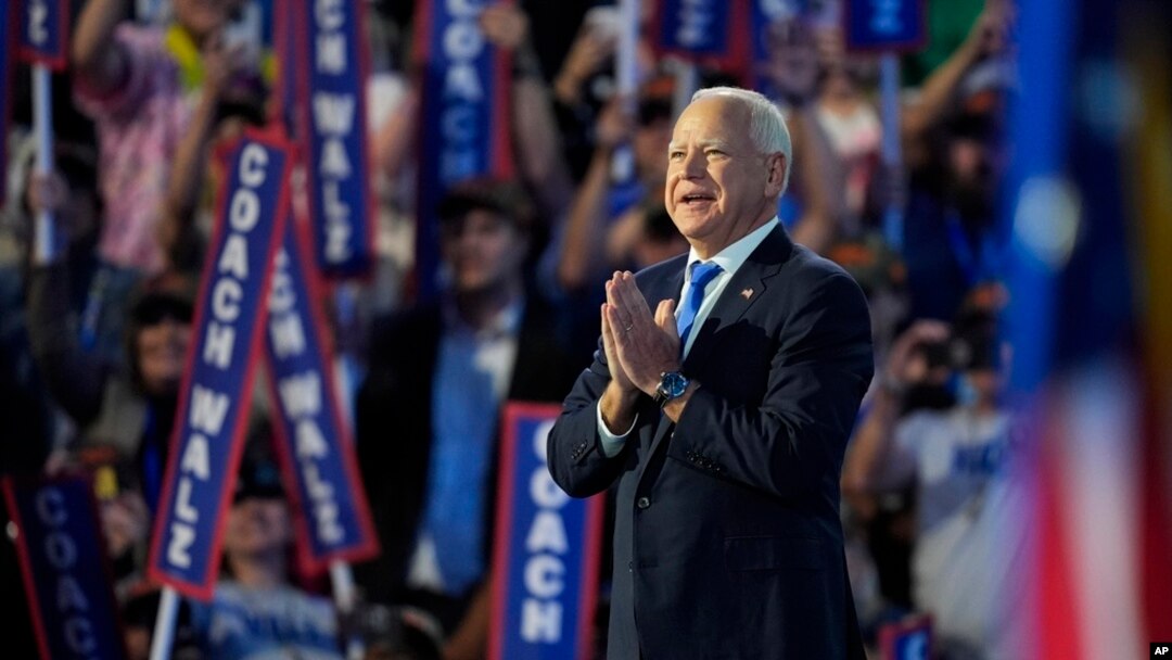 Candidato democrata à vice-presidência, o governador do Minnesota, Tim Walz, discursa durante a Convenção Nacional Democrata, a 21 de agosto de 2024, em Chicago. 