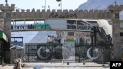 
دغه پوله د پاکستان سرحدي ځواکونو او افغان طالبانو ترمنځ د نښتو له امله، د تېرو ۱۴ ورځو راهیسې تړلې پرته ده، او د دغو نښتو په پایله کې دواړو خواو ته مرګ ژوبله هم اوښتې ده