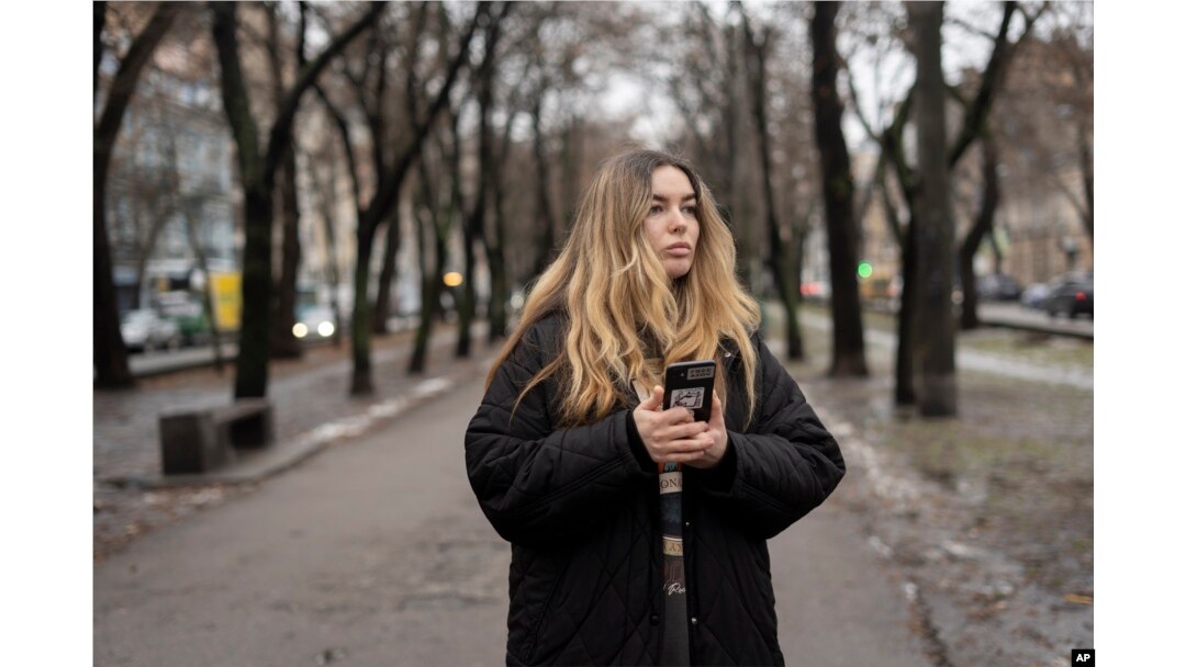 Yevheniia Synelnyk, cuyo hermano ha estado en cautiverio durante más de un año y medio, se encuentra en un parque en Kiev, Ucrania, el jueves 25 de enero de 2024.