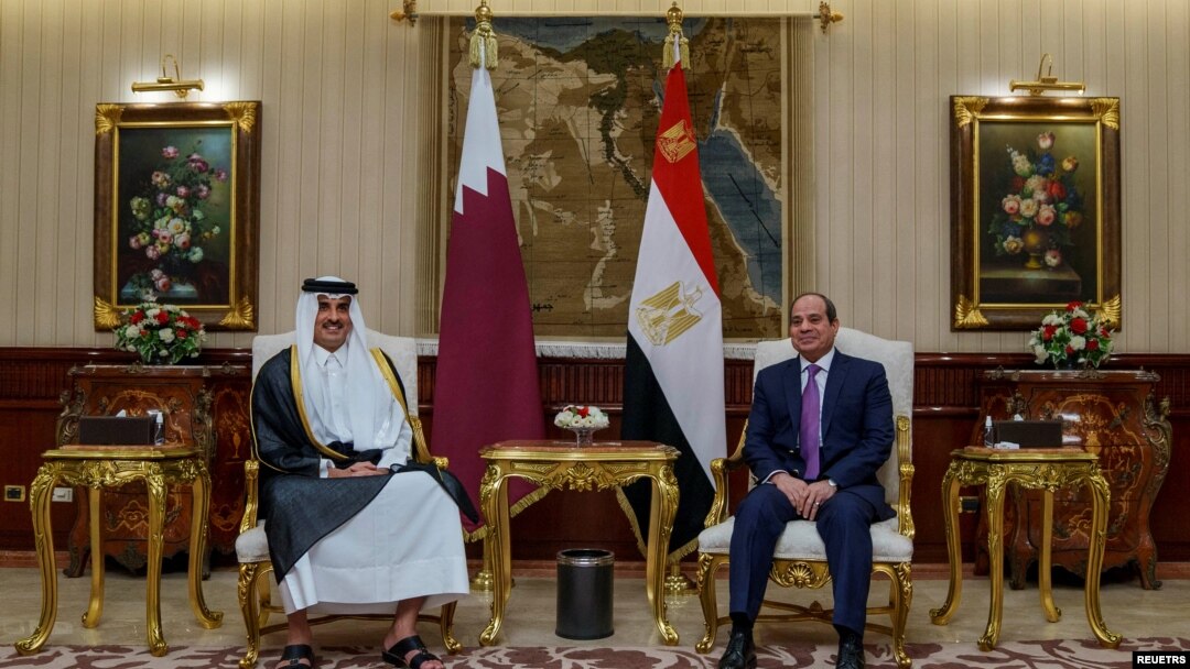 Kiongozi wa Qatar, Sheikh Tamim bin Hamad al-Thani alipokutana na Rais wa Misri Abdel Fattah al-Sisi mjini Cairo, Misri Juni 24, 2022. Picha na REUTERS/ Amiri Diwan 