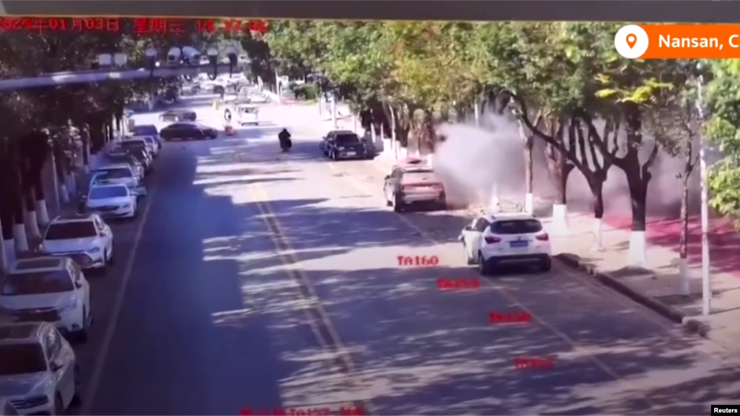 中國與緬甸的邊境城鎮道路監控視頻顯示,來自緬甸的流彈炮彈在街道上爆炸。(2024年1月4日)