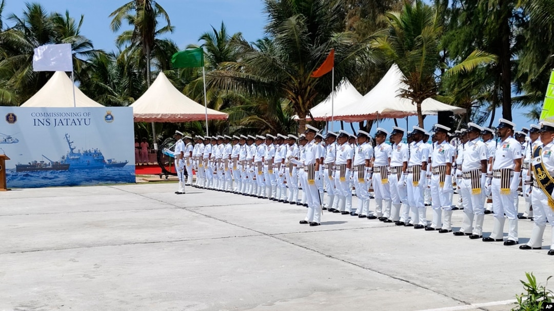 2024年3月6日，印度海軍士兵站在印度拉克沙群島最南端的米尼科伊島的海軍基地落成典禮上。（美聯社照片）