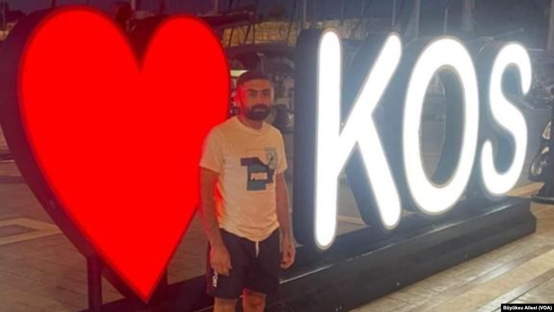 Yaklaşık bir yıl önce sığınmacı olarak Avrupa'ya gitmek isterken Yunanistan’ın Kos Adası’nda gözaltına alınan ve burada gördüğü ağır işkence sonrası yaşamını yitirdiği iddia edilen Barış Büyüksu’nun ailesinin adalet arayışı sürüyor. 