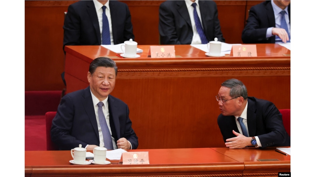 資料照:中國領導人習近平與總理李強在北京人大會堂出席全國政協會議開幕式時交談。 (2024年3月4日)