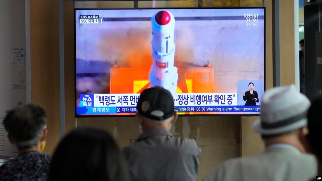 지난 5월 한국 서울역 이용객들이 북한 정찰위성 발사 관련 TV 뉴스를 시청하고 있다. (자료사진)