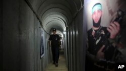 20 Temmuz 2016 tarihli bu fotoğrafta Filistinli bir genç askeri tatbikatlar için kullanılan tünelde yürüyor. 