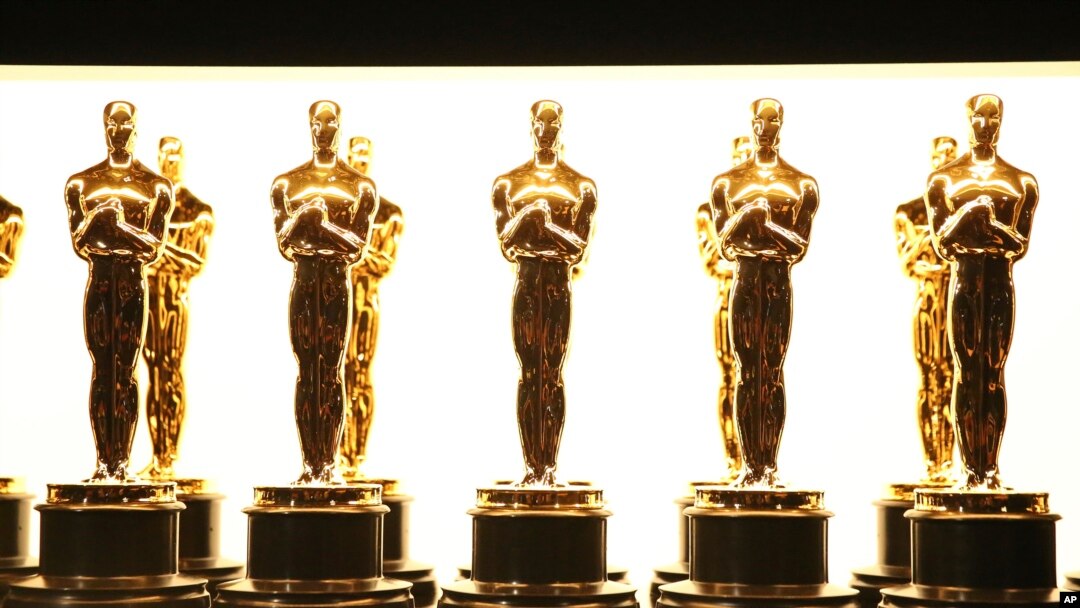 ARCHIVO - En esta fotografía de archivo del 26 de febrero de 2017, aparecen estatuillas de los Oscar detrás del escenario de los Oscar en Los Ángeles. 