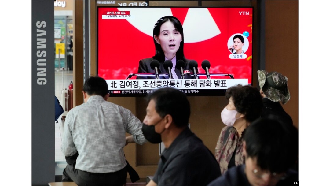 1일 한국 서울역에 설치된 TV에서 김여정 북한 노동당 부부장이 위성 발사를 계속 추진하겠다고 밝힌 것과 관련한 뉴스가 나오고 있다.