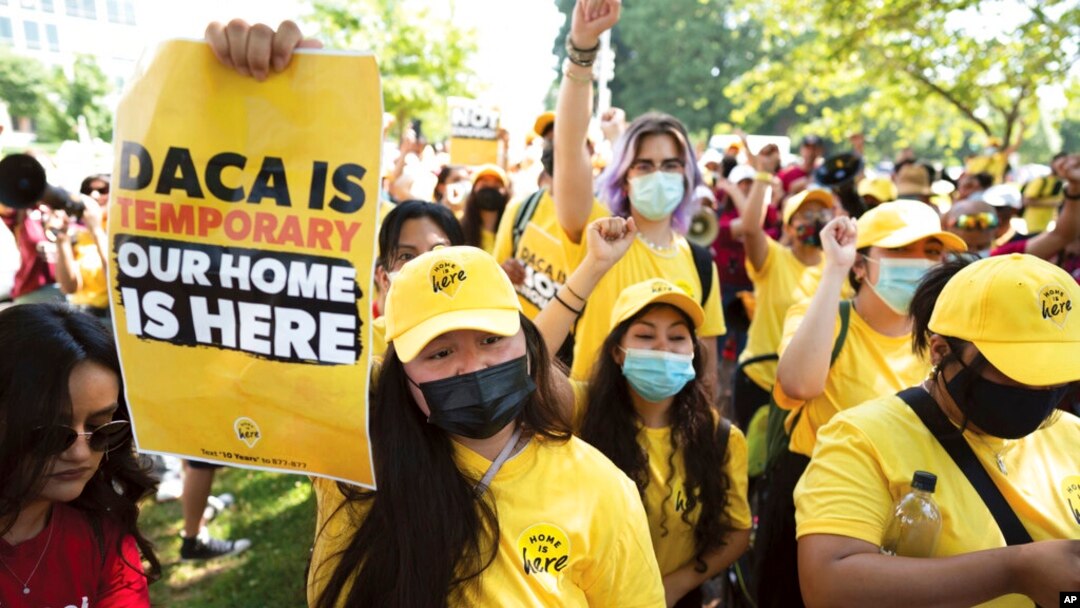 Susana Lujano, (izq), quien nació en México pero vive en Houston, se une a otros activistas para manifestarse en apoyo del programa de Acción Diferida para los Llegados en la Infancia (DACA), en el Capitolio de EEUU en Washington, el 15 de junio de 2022.