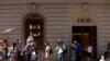 "Como si estuvieran en rebajas": Las boutiques de París se llenan de estadounidenses por la caída del euro
