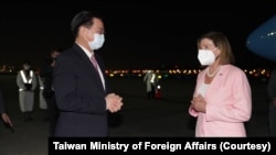 台灣外交部長吳釗燮（左）在台北松山機場迎接美國會眾議院議長佩洛西。（2022年8月2日）