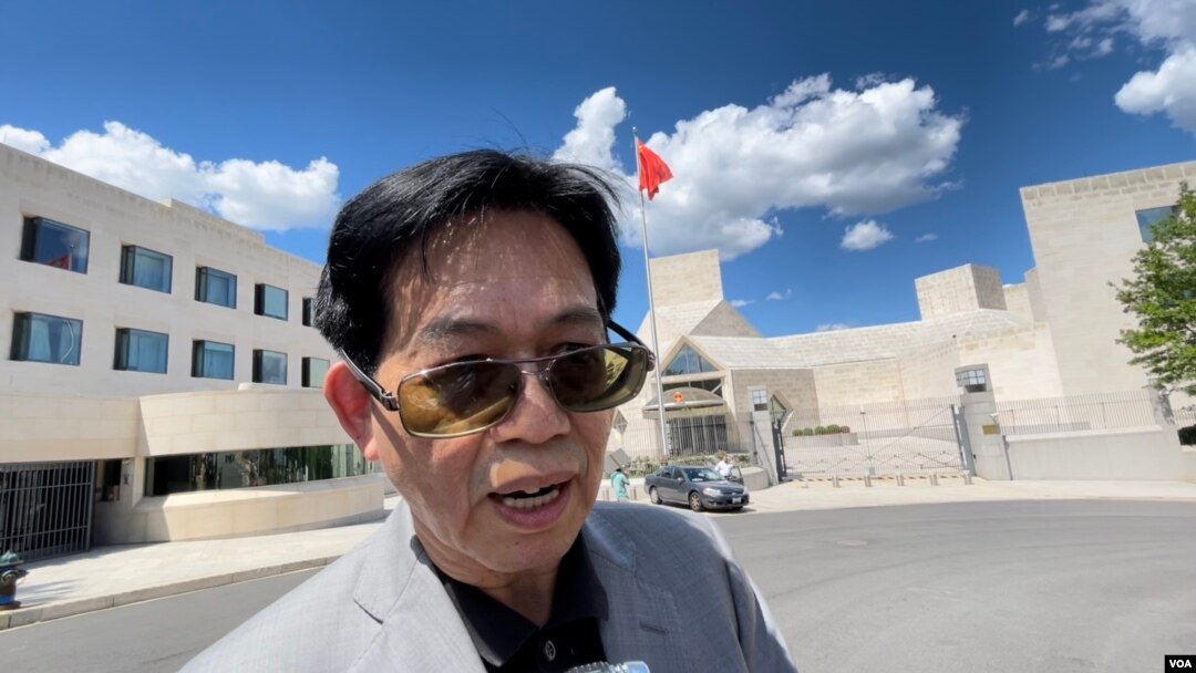 台灣人公共事務會會長簡明子2022年8月12日在台美人抗議中國對台軍事演習示威活動中接受美國之音採訪(美國之音鍾辰芳拍攝)