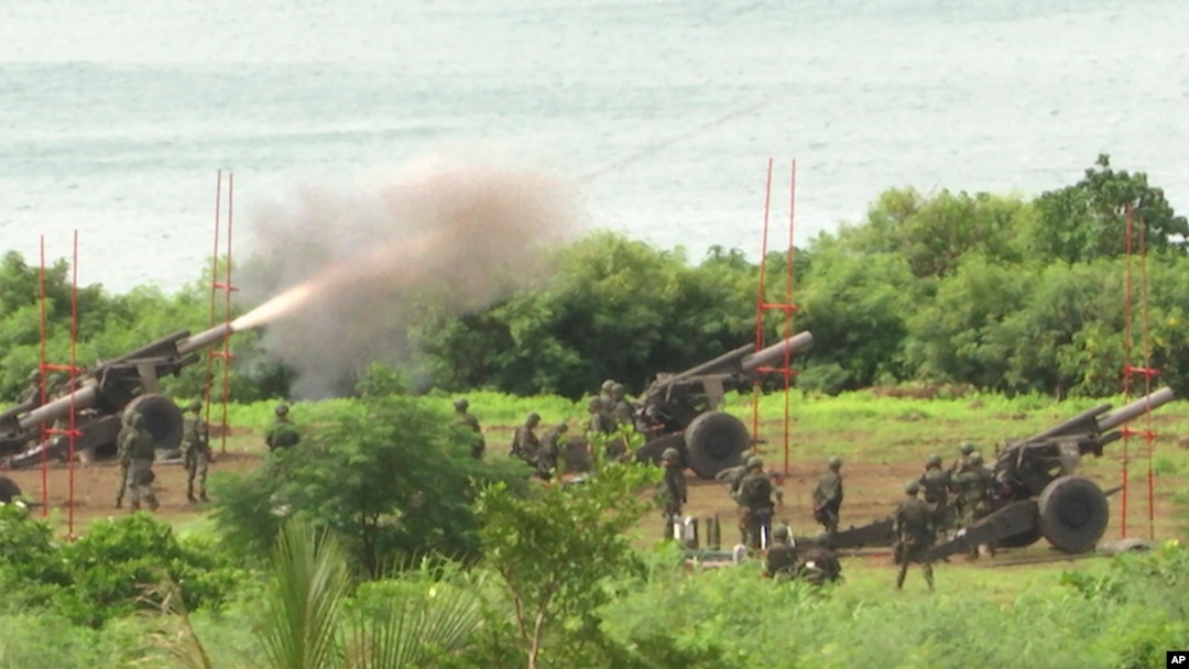 台灣軍隊在屏東楓港舉行重炮實彈射擊演練。（2022年8月9日）