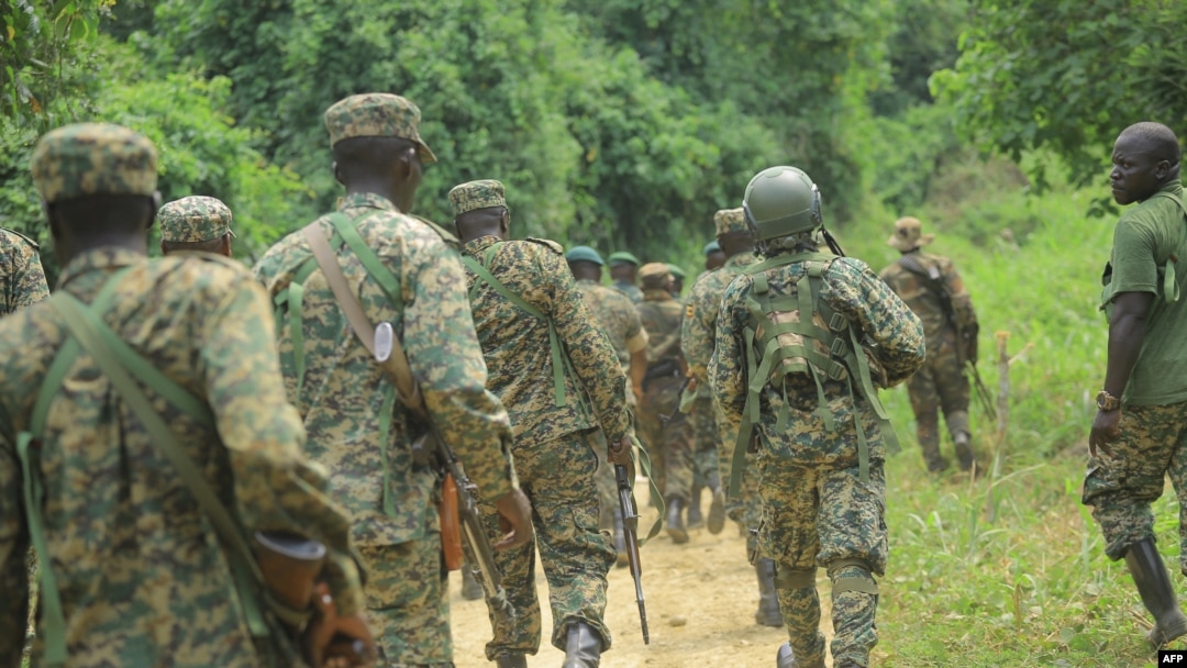 Wanajeshi wa Uganda waonekana kwenye barabara ya Mbau-Kamango katika wilaya ya Beni jimbo la Ituri, Disemba 8, 2021, ambako kuna ngome za waasi wa ADF.