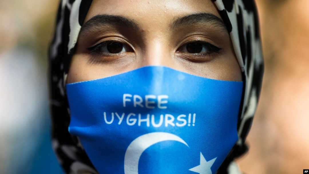 1997-yildan beri yo'lga qo'yilgan tizim orqali Xitoy uyg'urlarni ovlaydi. 2022-yilning boshidan beri kamida 1574 holat qayd etilgan. Majburan qaytarilgan uyg'urlar qamaladi va qiynoqqa solinadi. 