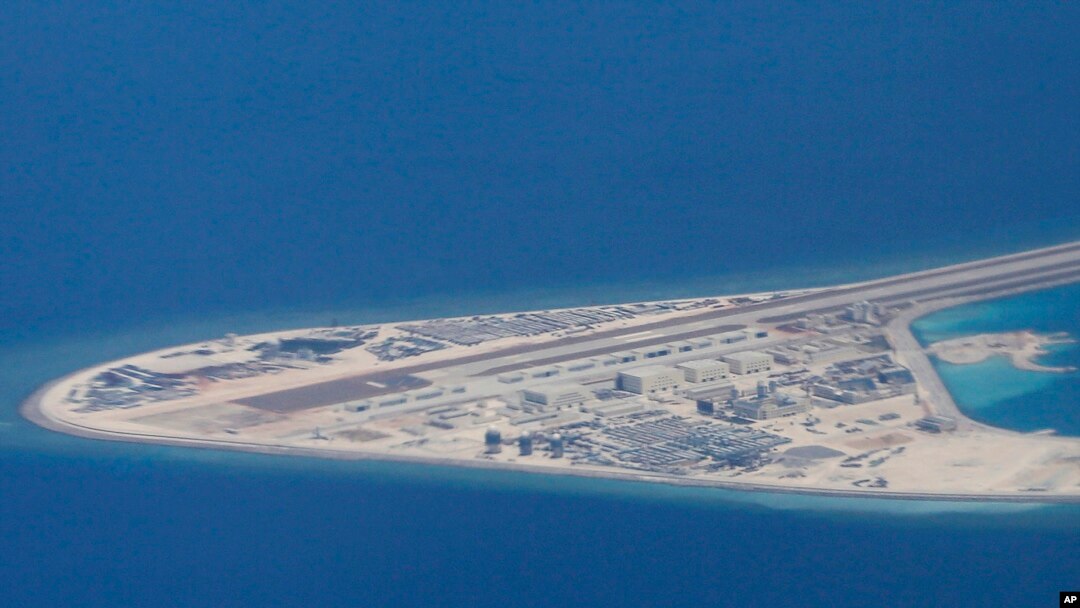 2017年4月21日，菲律賓空軍一架C-130運輸機上拍攝到中國在南中國海斯普拉特利群島(中國稱南沙群島)渚碧礁上修建的飛機跑道和建築設施