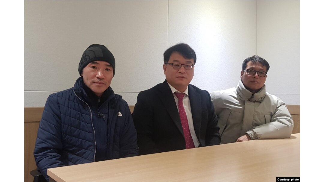 지난 2020년 9월 한반도 서해에서 북한군에 피격돼 숨진 한국 해양수산부 공무원 이모 씨 형 이래진(왼쪽) 씨와 유족 측 법률대리인 김기윤(가운데) 변호사. (자료사진)