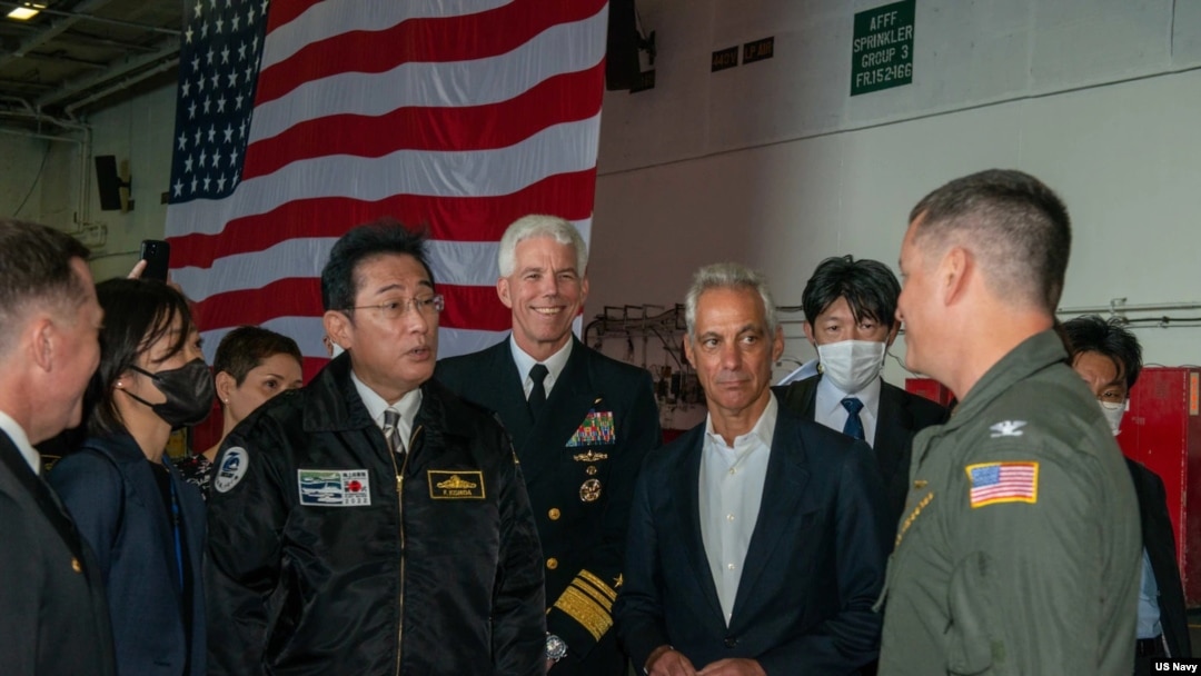美國海軍公佈的照片顯示，在日本海上自衛隊閱艦活動期間，日本首相岸田文雄在美國駐日本大使拉姆·伊曼紐爾陪同下登上美國海軍裡根號航空母艦，與美國軍人會面。(2022年11月6日)